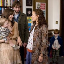 Maggie Gyllenhaal, Maya Rudolph e John Krasinski in un'immagine del film Away We Go