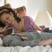 Maya Rudolph e John Krasinski in un'immagine romantica del film Away We Go