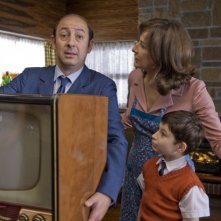 Nicolas (Maxime Godart) insieme ai suoi genitori (Valérie Lemercier e Kad Merad) in un'immagine della commedia Il piccolo Nicolas e i suoi genitori