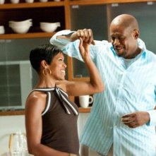 Regina King e Forest Whitaker in una scena della commedia Our Family Wedding