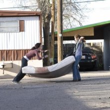 Rose (Amy Adams) e Nora (Emily Blunt) impacciate nel loro stano lavoro nel film Sunshine Cleaning