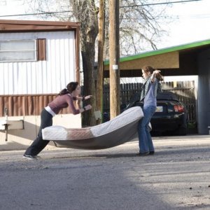 Rose (Amy Adams) e Nora (Emily Blunt) impacciate nel loro stano lavoro nel film Sunshine Cleaning