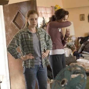 Rose (Amy Adams) e Norah (Emily Blunt) sulla scena del crimine nella commedia Sunshine Cleaning