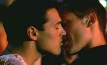 Un bacio gay per Stefano Accorsi ne Le fate ignoranti