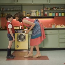 Valérie Lemercier e Maxime Godart in una scena della commedia Il piccolo Nicolas e i suoi genitori