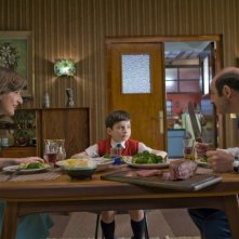 Valérie Lemercier, Maxime Godart e Kad Merad in un'immagine della commedia Il piccolo Nicolas e i suoi genitori