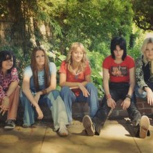 Alia Shawkat (Robin), Scout Taylor-Compton (Lita Ford), Stella Maeve (Sandy West), Kristen Stewart (Joan Jett) e Dakota Fanning (Cherie Currie) in The Runaways