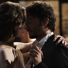 Ana Caterina Morariu e Nicolas Vaporidis in una scena romantica di Tutto l'amore del mondo