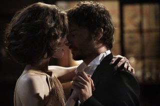 Ana Caterina Morariu e Nicolas Vaporidis in una scena romantica di Tutto l'amore del mondo