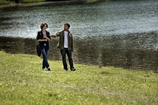 Anna (Ana Caterina Morariu) e Matteo (Nicolas Vaporidis) passeggiano a Loch Ness in Tutto l'amore del mondo