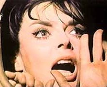 Barbara Steele in una scena drammatica del film L'orribile segreto del dottor Hichcock (1962)
