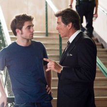 Charles (Pierce Brosnan) discute con il figlio Tyler (Robert Pattinson) nel film Remember Me