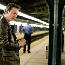 Chris Cooper in stazione nel film Remember Me