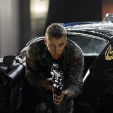 Frankie (Michael Dorman) in una attiva sequenza di Daybreakers