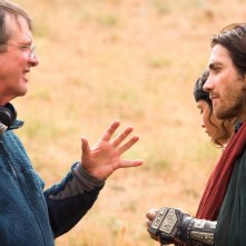 Jake Gyllenhaal e Gemma Arterton ascoltano il regista Mike Newell sul set di Prince of Persia: Le Sabbie del Tempo