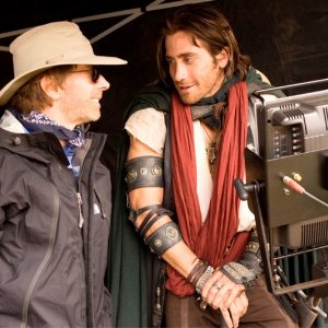 Jake Gyllenhaal scherza con Jerry Bruckheimer sul set del film Prince of Persia: The Sands of Time