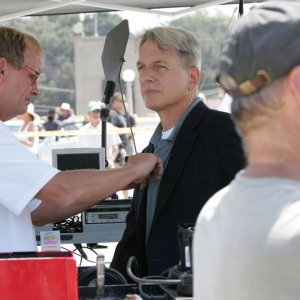 Mark Harmon e alcuni tecnici sul set dell'episodio The Inside Man di Navy NCIS