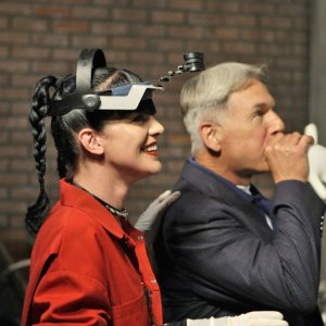 Pauley Perrette e Mark Harmon scherzano sul set dell'episodio Outlaws and In-Laws di NCIS - Unità anticrimine