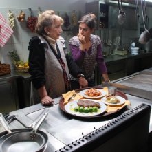 Piera Degli Esposti e Diane Fleri sul set di Come si deve, interno cucina.