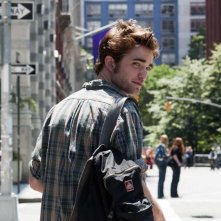 Tyler (Robert Pattinson) di spalle in un momento nel film Remember Me