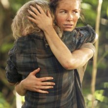 Un abbraccio tra Evangeline Lilly ed Emilie De Ravin nell'episodio Recon di Lost