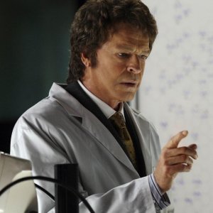Un John Noble ringiovanito nell'episodio Peter di Fringe