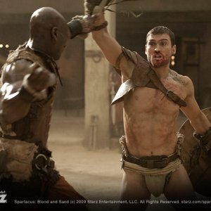 Una scena di lotta dalla serie Spartacus: Blood and Sand