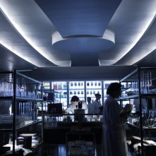 Una scena in laboratorio del film Daybreakers con Ethan Hawke