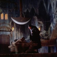 Vincent Price e John Kerr in una scena del film Il pozzo e il pendolo ( 1961 )