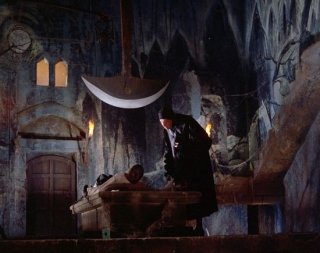 Vincent Price e John Kerr in una scena del film Il pozzo e il pendolo ( 1961 )