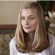 Caitlin Fitzgerald in una scena del film E' complicato