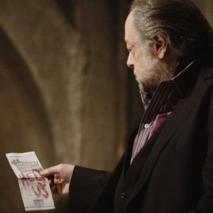 FlashForward: Ricky Jay in una scena dell'episodio Revelation Zero