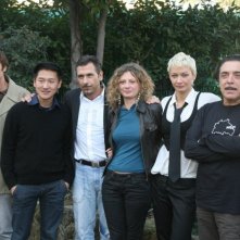 Il cast di Se chiudi gli occhi: da sinistra Alisa Bistrova, Ignazio Oliva, Yoon C Yoyce, Francesco Di Lorenzo, Lisa Romano (regista), Giovanna Di Rauso, Nino Frassica e Anna Foglietta.