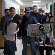 Il Regista Martin Campbell Insieme A Mel Gibson E Agli Altri Attori Del Cast Sul Set Del Film Fuori Controllo 149922