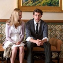 John Krasinski e Caitlin Fitzgerald in una scena del film E' complicato