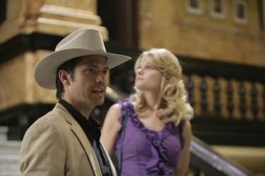 Justified: Joelle Carter e Timothy Olyphant in una scena di Fire in the Hole