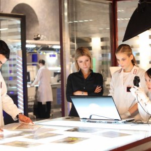 La squadra al lavoro in una scena di R.I.S. Roma