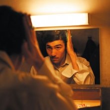 Malik El Djebena (Tahar Rahim) in un momento di confronto speculare nel film Il profeta (2009)