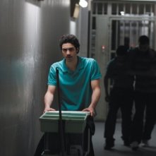 Malik (Tahar Rahim) impara a sopravvivere in carcere nel film Il profeta (2009)