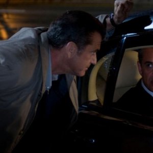 Mel Gibson e Danny Huston in una scena del film Fuori controllo