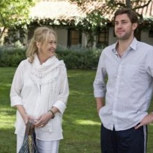 Meryl Streep e John Krasinski in una scena del film E' complicato
