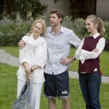 Meryl Streep, John Krasinski e Caitlin Fitzgerald in una scena del film E' complicato