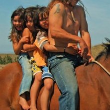 Peter Karena con i suoi figli in una scena di This Way of Life