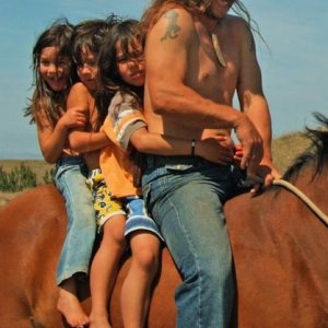 Peter Karena con i suoi figli in una scena di This Way of Life