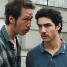Reda Kateb e Tahar Rahim in una scena del film Il profeta (2009)