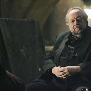 Ricky Jay in una scena dell'episodio Revelation Zero di FlashForward