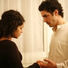 Tahar Rahim e Leïla Bekhti in un'immagine del film Il profeta