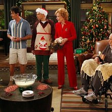 Angus T. Jones, Charlie Sheen, Jon Cryer ed Holland Taylor nell'episodio Warning, It's Dirty di Due uomini e mezzo