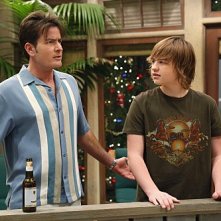 Angus T Jones E Charlie Sheen In Una Scena Dell Episodio Warning It S Dirty Di Due Uomini E Mezzo 150127