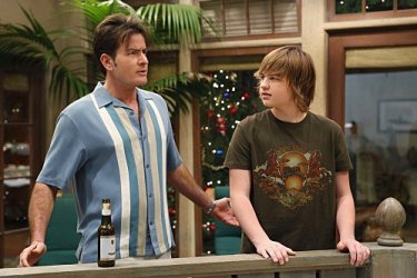 Angus T. Jones e Charlie Sheen em uma cena do episódio Warning, It's Dirty de Two and a Half Men